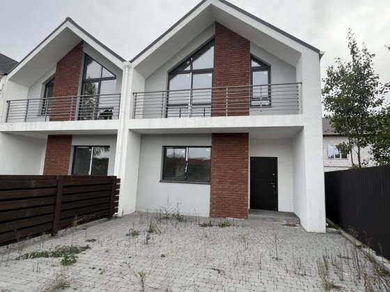 Кутовий таунхаус з власним переднім двориком Стоянка Стоянка