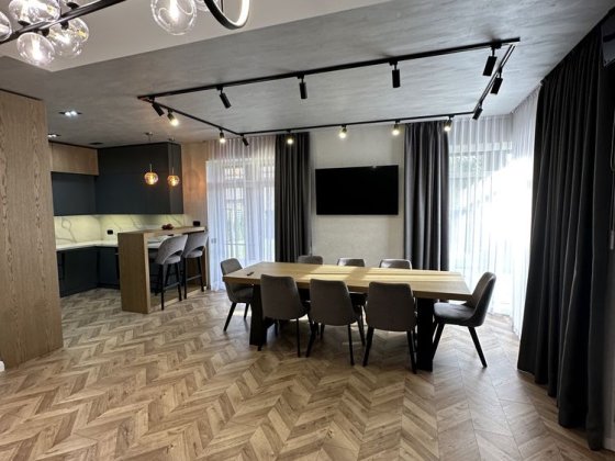 КРУТИЙ будинок з ДИЗАЙНЕРСЬКИМ РЕМОНТОМ в закритому КМ з охороною! Стоянка