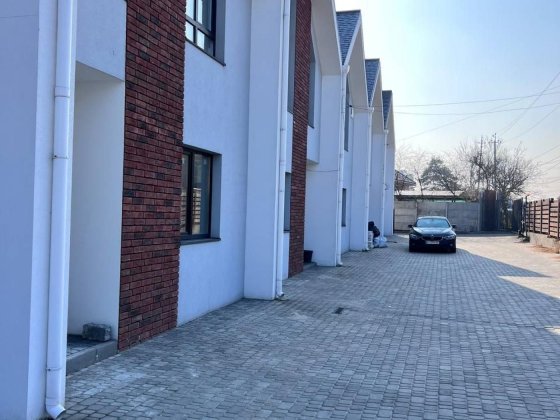 ТаунХаус з центральними комунікаціями та газом Стоянка