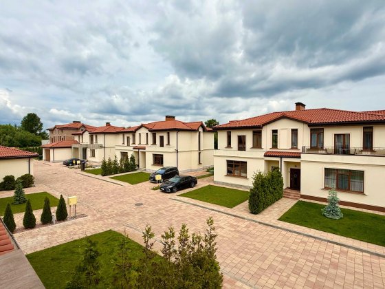 Без%.Продаж дуплекса в КМ "Фонтан",є басейн,барбекю. Підгірці.3 сотки Подгорцы