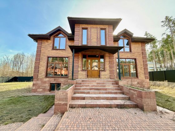 Будинок 530кв з басейном в Стоянці,ділянка 13.7 соток. Заможні сусіди! Стоянка