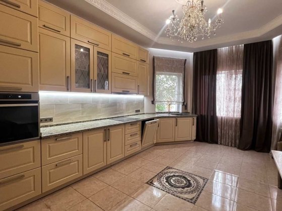 Затишний двохповерховий  будинок з гарним ремонтом в Стоянці! Стоянка