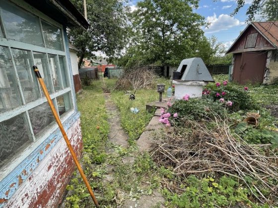 Дом в городе. Узин.Боьшой двор,спокойное место для проживания. Узин