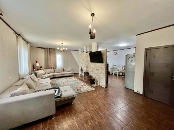 Продаж будинку з ремонтом на 14 сотках у центрі міста Димер