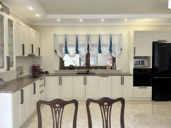 Одноповерховий будинок у котеджному містечку, поруч з озером Блиставица