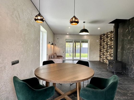 Одноповерховий будинок в березовій рощі з ремонтом та меблями. Блиставица