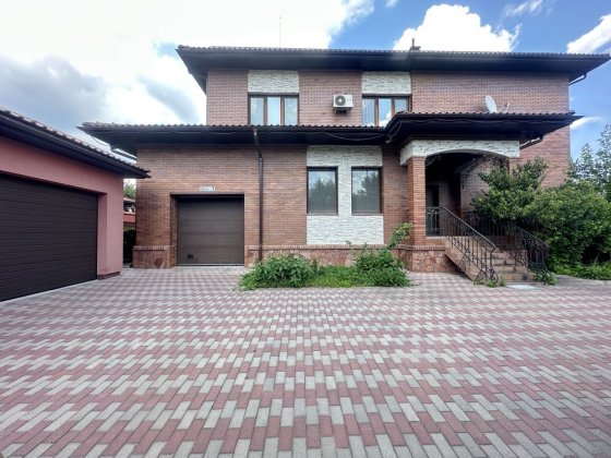 Будинок з виходом до озера, цокольний поверх, підвал Горбовичі