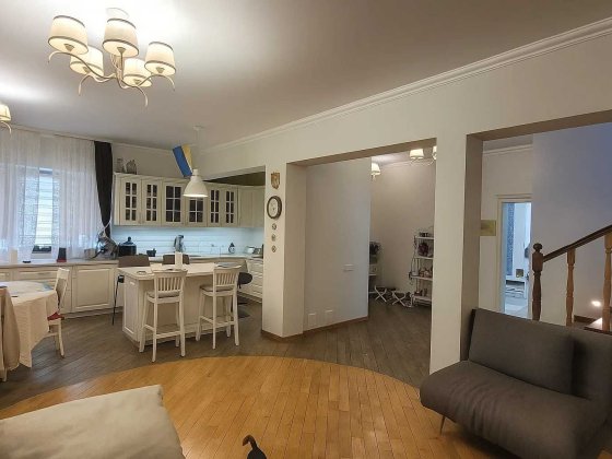 Будинок з диз.ремонтом біля Блакитного озера Горенка