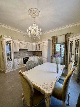 Вишуканий будинок з якісним ремонтом, басейном, гаражем та ділянкою - фото 1