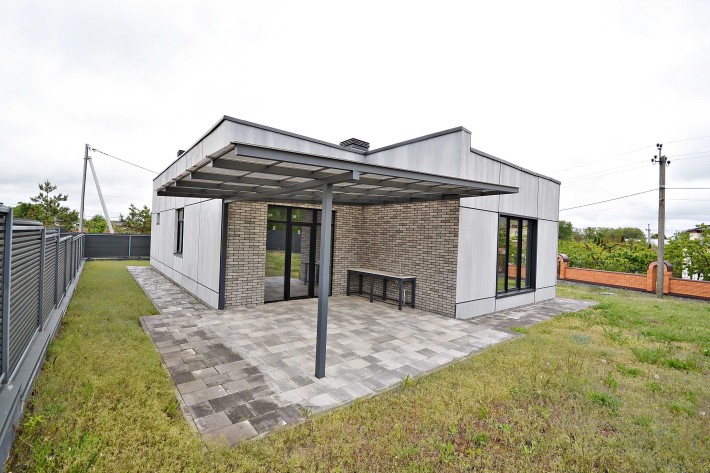 Одноповерховий будинок в стилі Hi-tec в мальовничому селі Іванковичі - фото 1