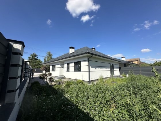 Класний одноповерховий будинок. Є газ!  Камін. Гараж на 2 авто Іванковичі