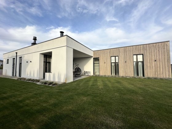 Сучасний будинок з ремонтом в закритому котеджному містечку Крушинка