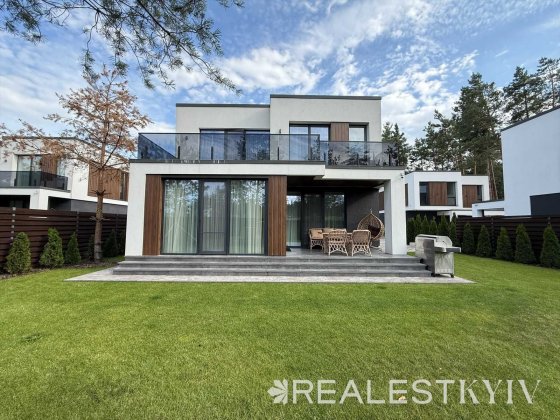 Будинок з 4 спальнями та диз.ремонтом в КМ GoldFish, с. Лебедівка Лебедівка