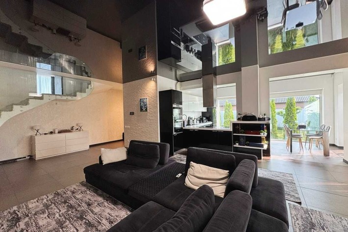 Котедж з дизайнерським ремонтом! Затишна локація.Мінімальне оформлення - фото 1