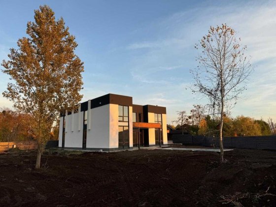 Сучасний будинок Нові Безрадичі