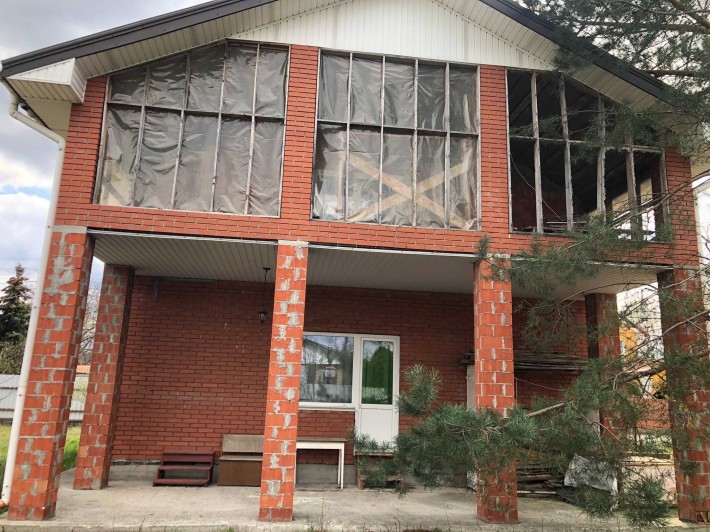 Будинок під Києвом зі своїм Блакитним озером - фото 1