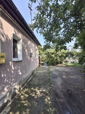 Продам пів будинку  поруч з Центром/всі зручності/окремий  двір - фото 1