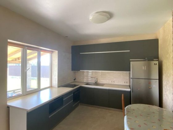 6 хвилин/ 1.5 км.м на авто до траси!Будинок з жилим,частковим ремонтом