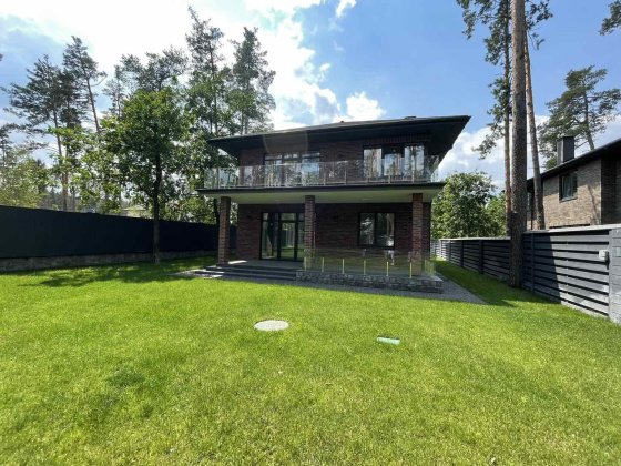 Продам двоповерховий будинок та земельну ділянку Плюти