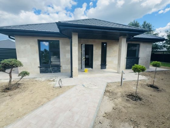 Сучасний будинок біля лісу Путровка