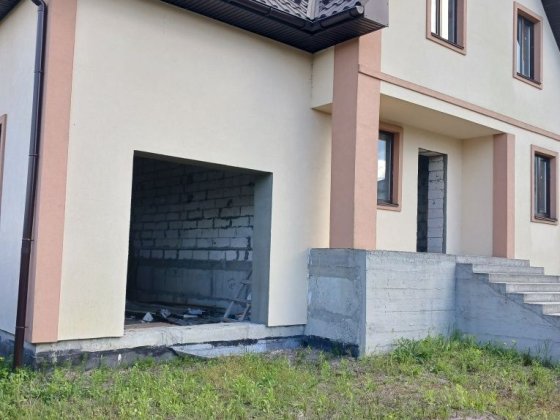 Продам дом с цокольним поверхом и гаражом в Пуховке. Пухівка