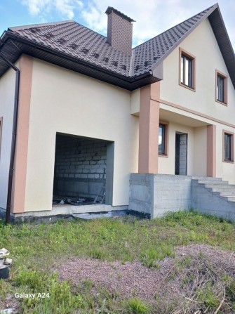 Продам дом с цокольним поверхом и гаражом в Пуховке. - фото 1