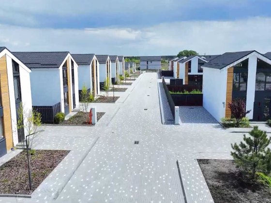 Котедж 100 кв.м з документами в містечку зі ставком для купання Пухівка