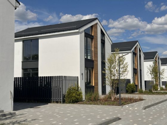 Котедж 106 кв.м з документами. 4,5 сотки землі. Можна в розстрочку Рожни