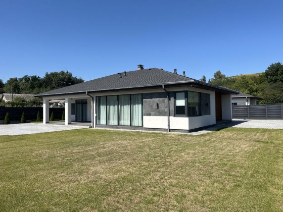 Будинок з ремонтом біля озера! Рославичи