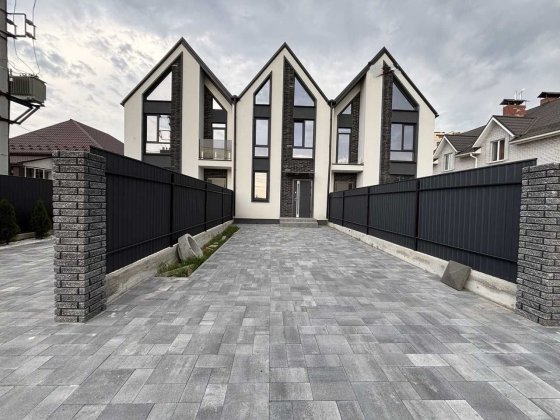 Продам трирівневий будинок, міські комунікації, чудова якість. Счастливое