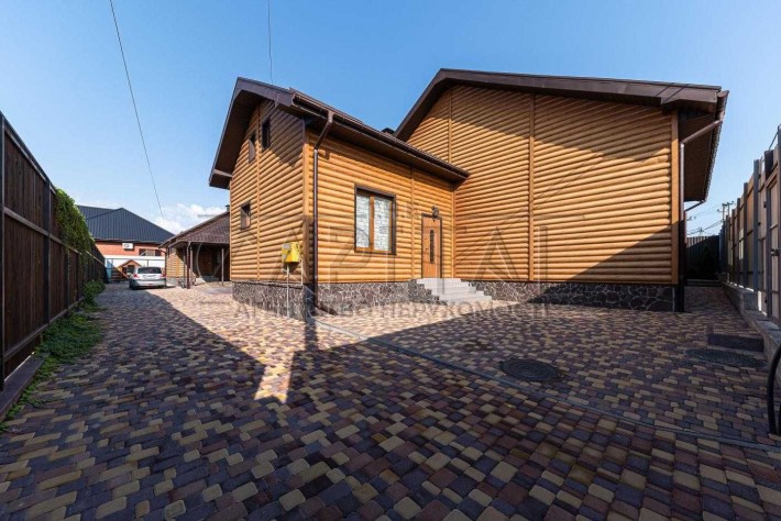 Срочно! Продам комплекс из 3 домов 247м2. Тарасовка. Юровка.Киев 15мин - фото 1