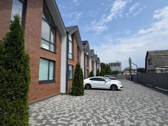 Крутий таунхаус в Бучі поруч з школою Буча