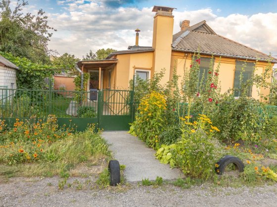 Будинок із садом, гаражем та землею у затишному районі Петрівки Кременчуг