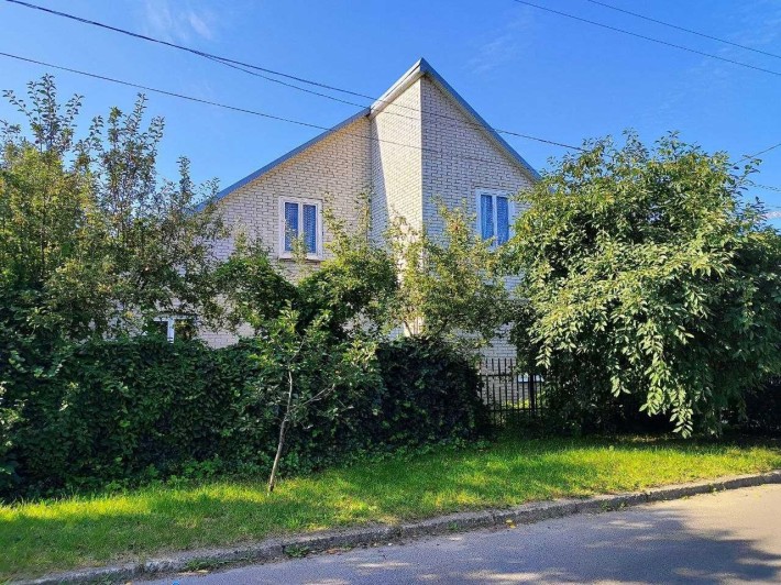 Просторий будинок у зручному районі! - фото 1