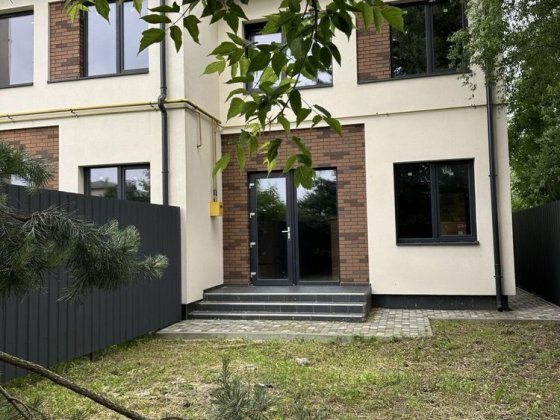 Кутовий Таунхаус з газом. Ділянка 5 соток Юровка
