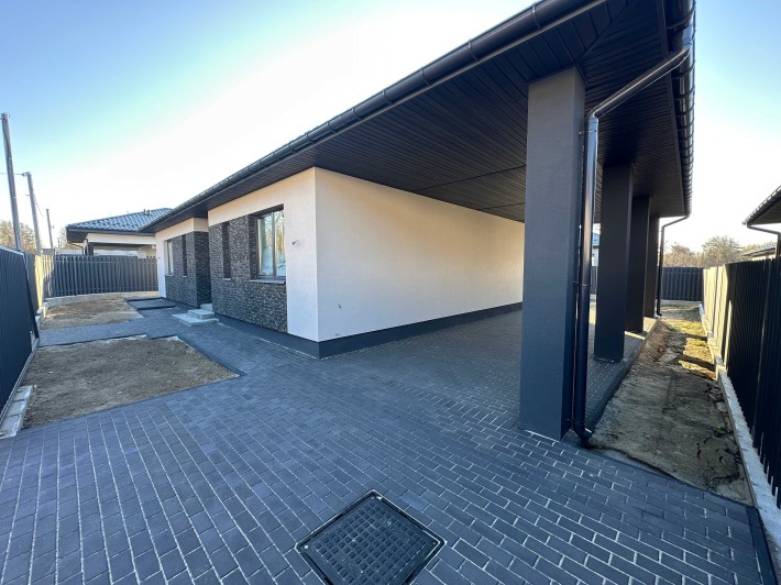 Одноповерховий будинок, навіс для авто, тераса! Земельна ділянка 5сот! - фото 1