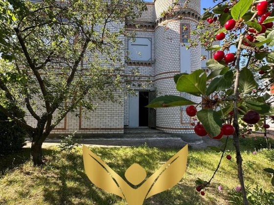 Продаж двоповерхового будинку із трьома гаражами та -1 поверхом Вольное