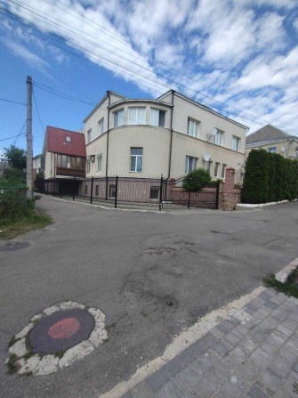 Продаємо частину будинку в центрі, поруч із школою № 1, 221м2з гаражем - фото 1