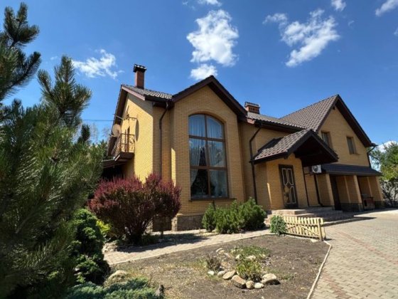 Будинок в сучасному стилі. Дніпршосе. Район новобудов в лісовій смузі Кривий Ріг