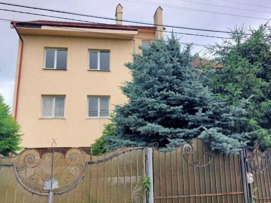 Продаж будинок 3 поверхи, 435 м², вул. Польова, м. Пустомити