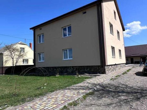 Продається чудовий двоповерховий будинок у мальовничому селі Малинівка Пустомыты