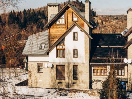 Маєток  в смт. Східниця з видом на гори Сходница