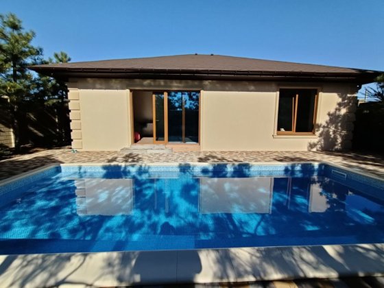 В продаже одноэтажный дом с бассейном, современный новый ремонт Фонтанка