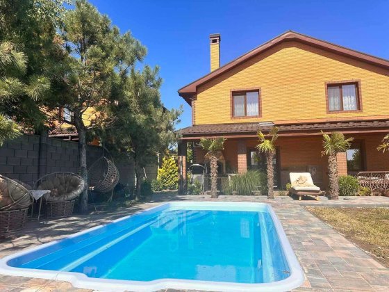 Новий  автономний будинок с басейном бiля моря.