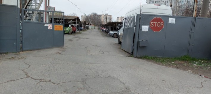 Продам место на крытой охраняемой стоянке - фото 1