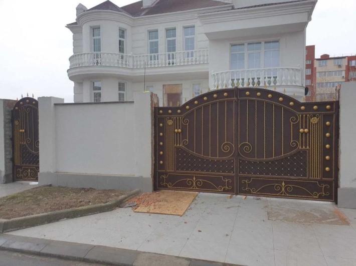 Продам дом в дворцовом стиле в Совиньоне (163-252) - фото 1