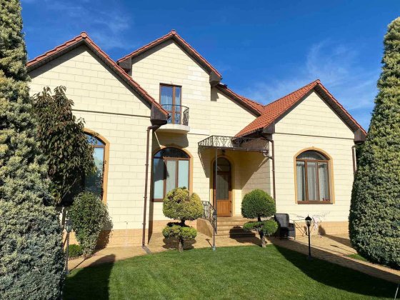 Прекрасный дом , расположен на очень уютной, не проезжей улице Лиманка