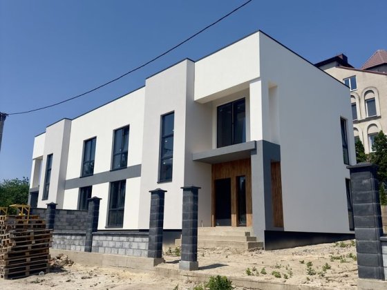 ПРОДАЖ котеджу з просторою ділянкою 4,5 сот Ровно