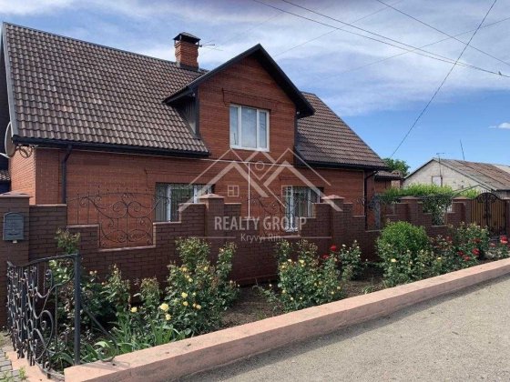 Продаж затишного будинку з гаражем у ЦМ р-ні на Карачунах Кривий Ріг