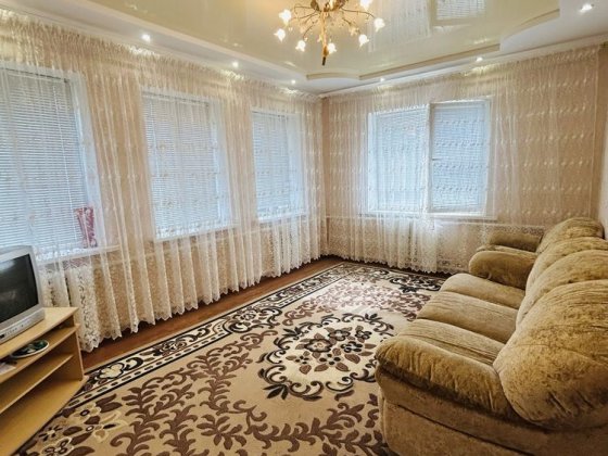 Продаж окремоі половинки будинку  з окремим заіздом . Суми